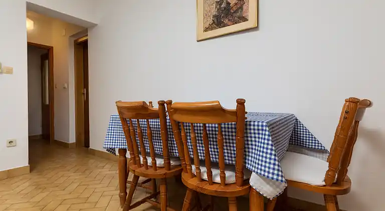 1-Zimmer-Ferienwohnung am Strand Nemira, Omis (A-2782-f)