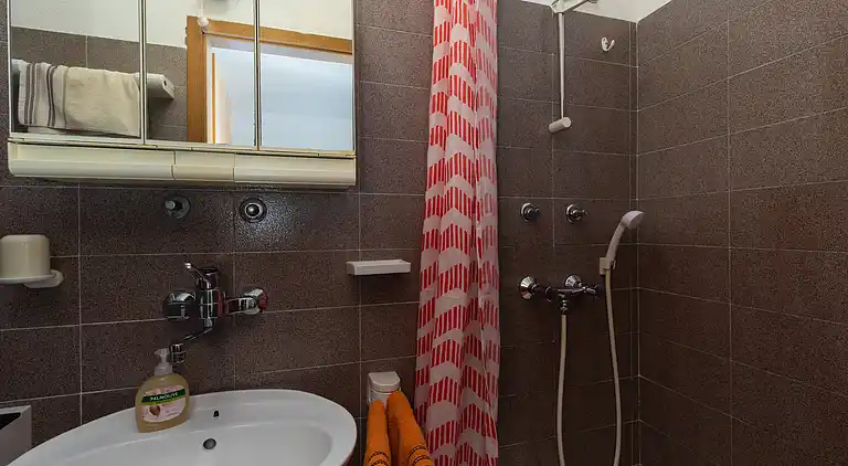 1-Zimmer-Ferienwohnung am Strand Nemira, Omis (A-2782-f)