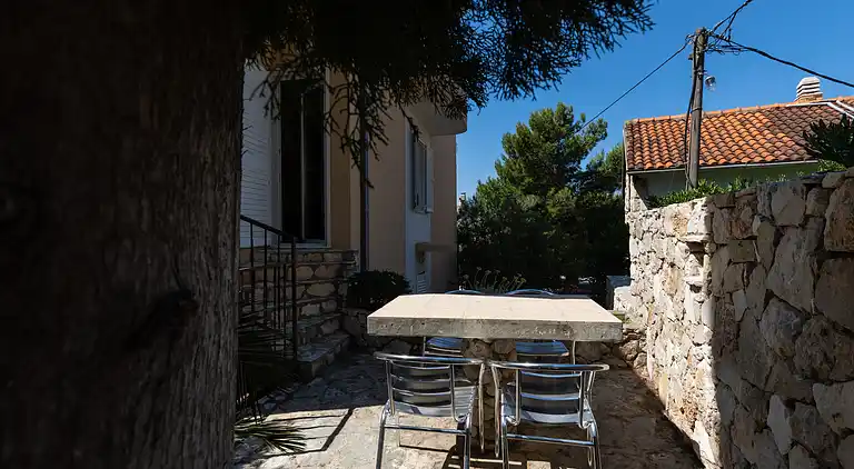 1-Zimmer-Ferienwohnung am Strand Nemira, Omis (A-2782-f)