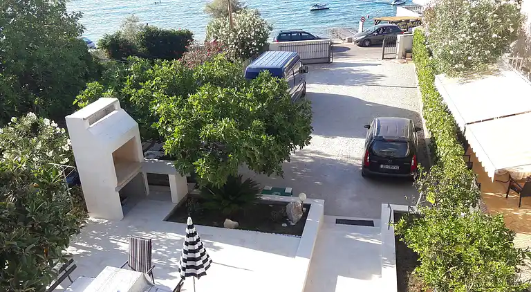 One bedroom apartment near beach Sutivan (Brač) (A-2943-a)