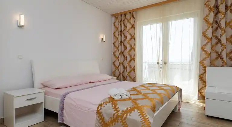 Two bedroom apartment with terrace and sea view Duće, Omiš