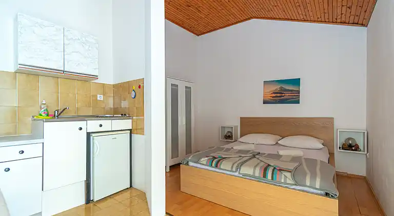 Studio flat near beach Mandre, Pag (AS-4101-c)