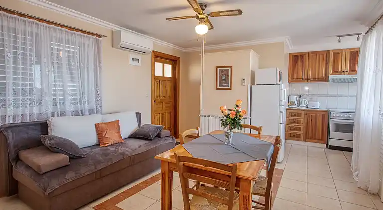 1-Zimmer-Ferienwohnung am Strand Brodarica (Sibenik)
