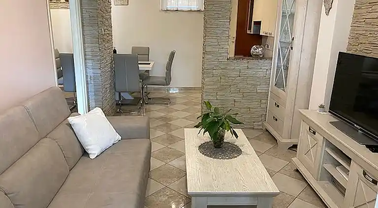 Appartement d'une chambre avec la terrasse et la vue sur le