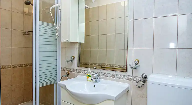 1-Zimmer-Ferienwohnung am Strand Brodarica (Sibenik)