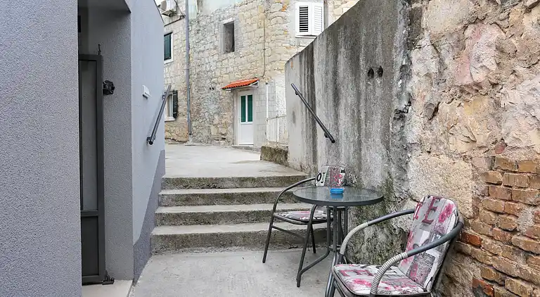 Studio Appartement mit Terrasse Kastel Kambelovac, Kastela