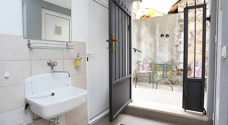 Studio Appartement mit Terrasse Kastel Kambelovac, Kastela