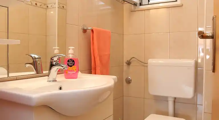 2-Zimmer-Ferienwohnung mit Terrasse und Meerblick Slatine,