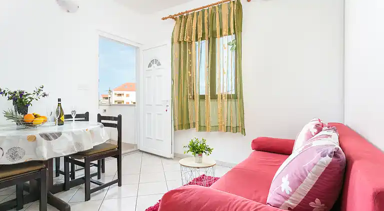 One bedroom apartment with balcony Supetar, Brač (A-20134-b)