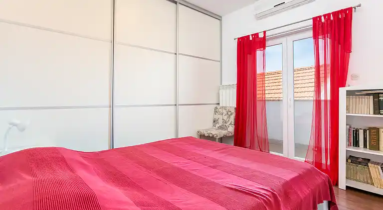 Three bedroom apartment with terrace and sea view Supetar,