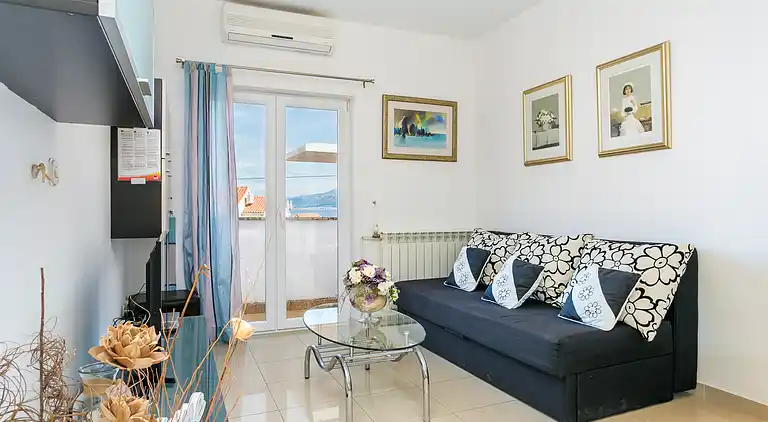 Three bedroom apartment with terrace and sea view Supetar,