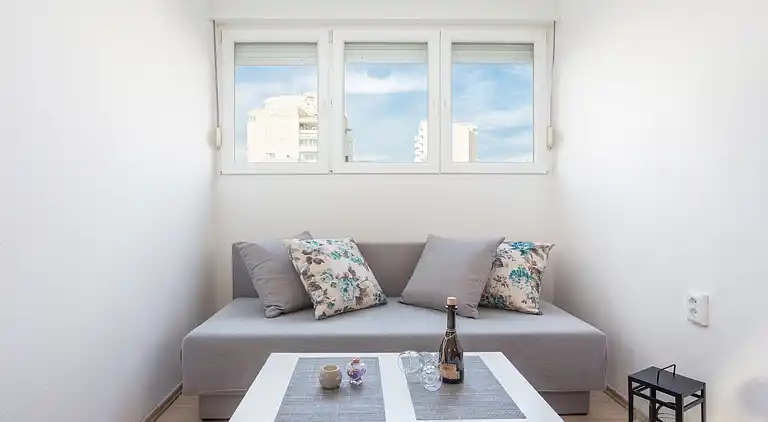 One bedroom apartment with air-conditioning Split