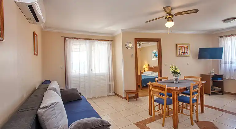 1-Zimmer-Ferienwohnung am Strand Brodarica (Sibenik)