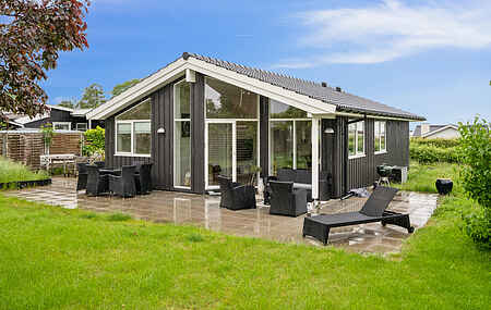 Hyggeligt sommerhus nær vandet