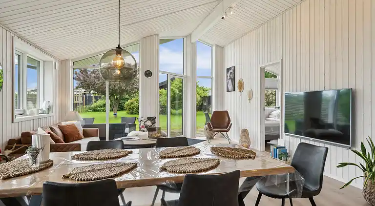 Gemütliches Sommerhaus am Wasser