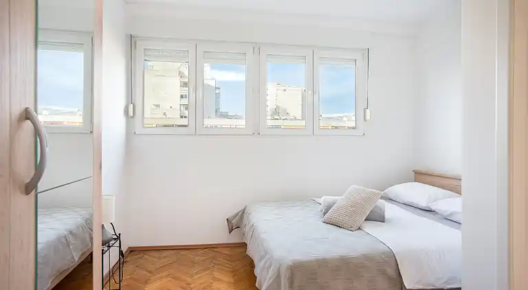 One bedroom apartment with air-conditioning Split