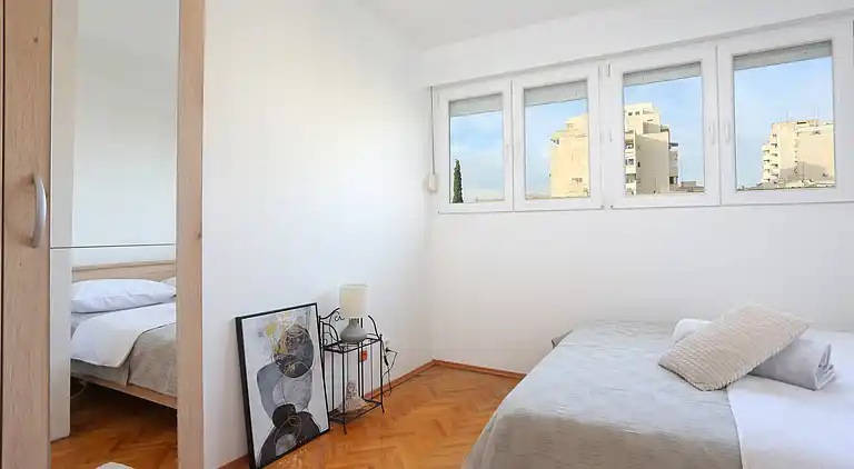 One bedroom apartment with air-conditioning Split