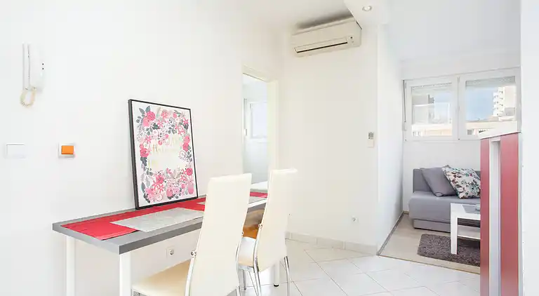 One bedroom apartment with air-conditioning Split