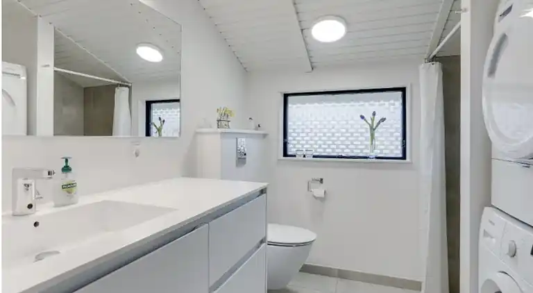 Hyggeligt sommerhus med vildmarksbad nær strand