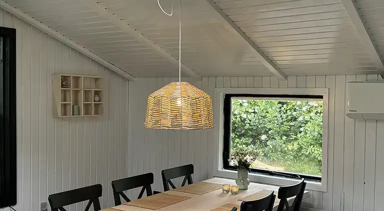 Hyggeligt sommerhus med vildmarksbad nær strand