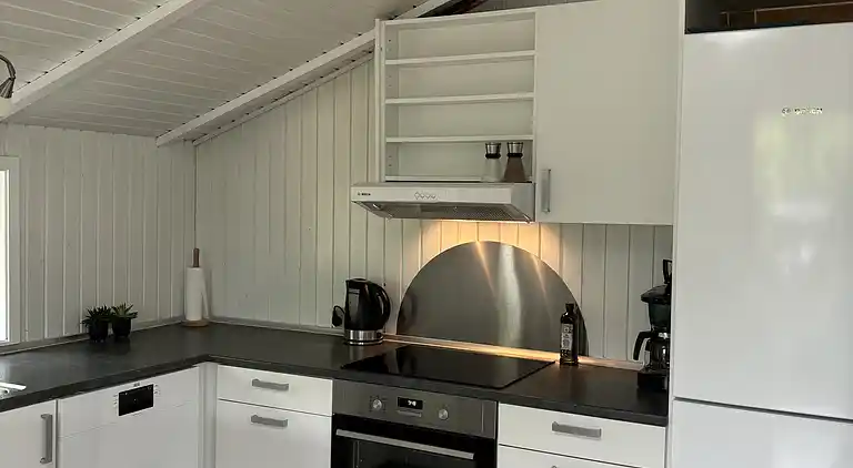 Hyggeligt sommerhus med vildmarksbad nær strand