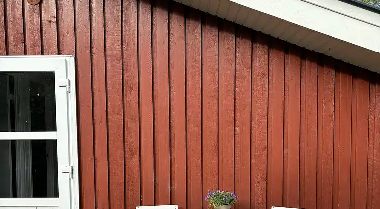 Hyggeligt sommerhus med vildmarksbad nær strand