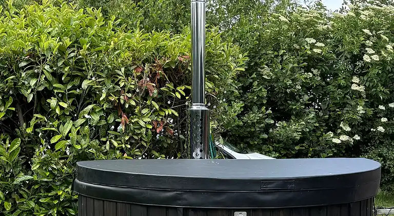 Hyggeligt sommerhus med vildmarksbad nær strand