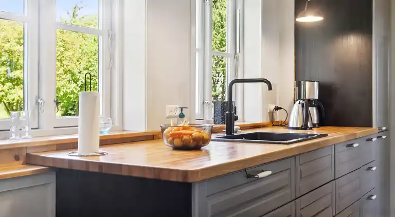 Helles Strandhaus nah am Meer und Outdoor