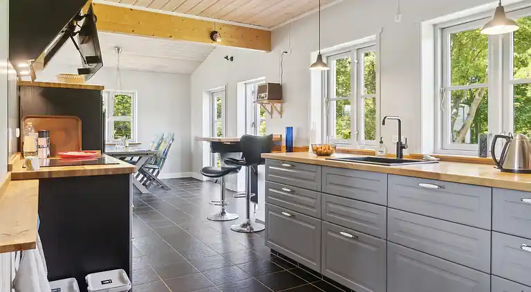 Helles Strandhaus nah am Meer und Outdoor