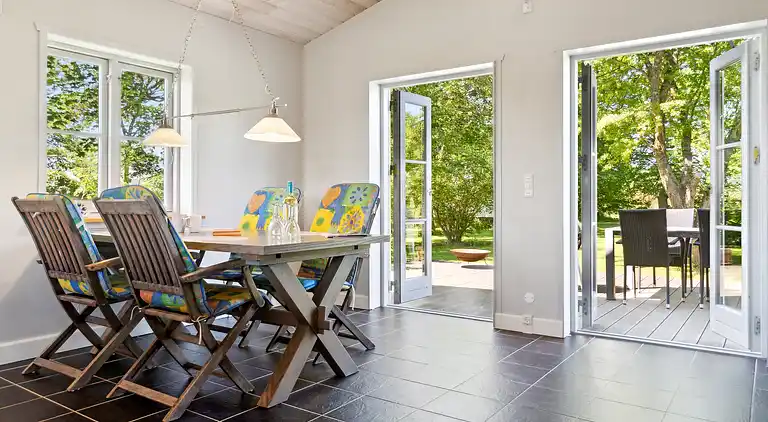 Helles Strandhaus nah am Meer und Outdoor