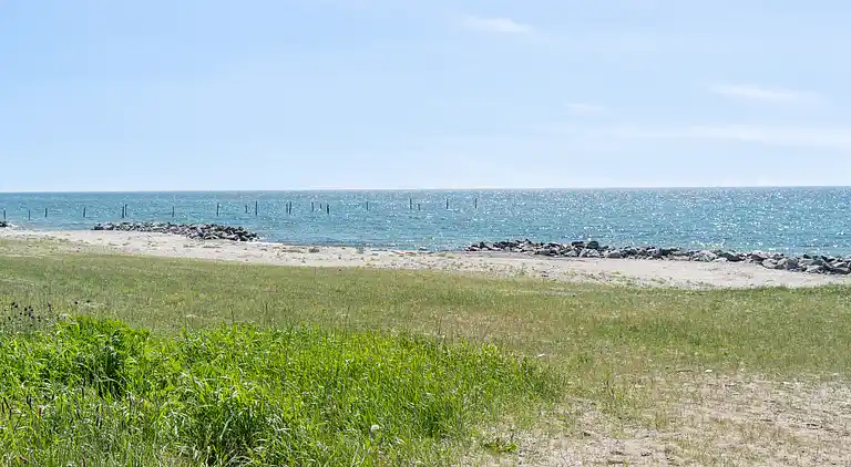 Helles Strandhaus nah am Meer und Outdoor