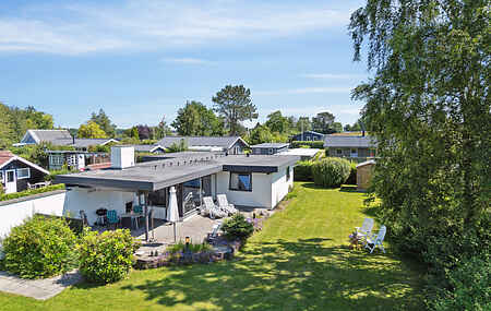Atmospheric summer cottage at Hejlsminde