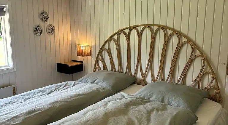 Hyggeligt sommerhus med vildmarksbad nær strand