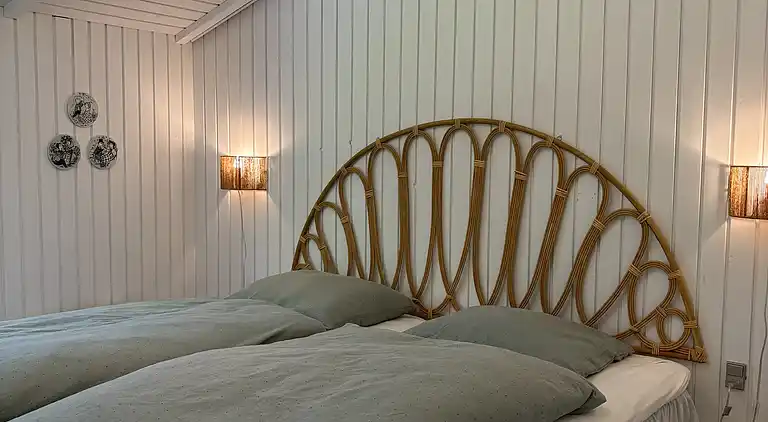 Hyggeligt sommerhus med vildmarksbad nær strand