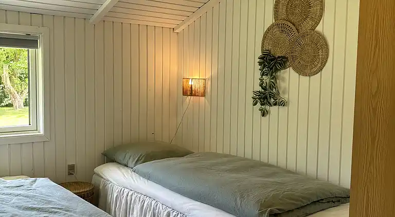 Hyggeligt sommerhus med vildmarksbad nær strand