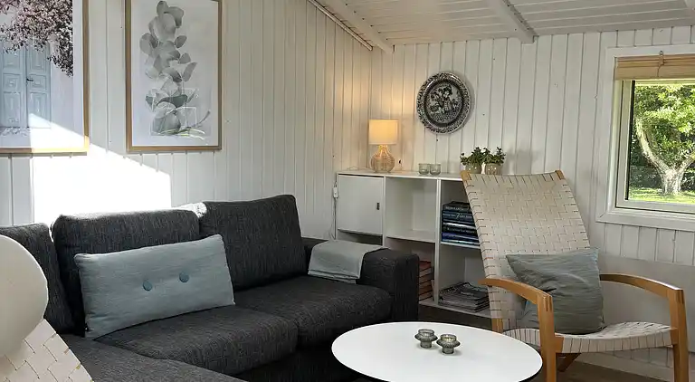 Hyggeligt sommerhus med vildmarksbad nær strand