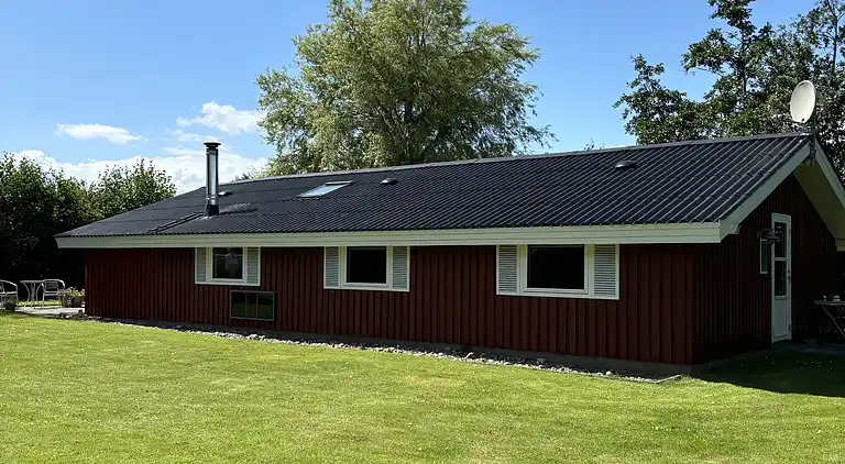 Hyggeligt sommerhus med vildmarksbad nær strand
