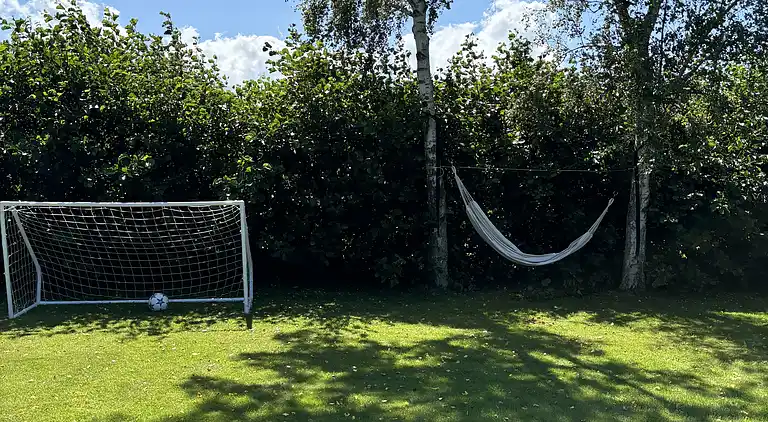 Hyggeligt sommerhus med vildmarksbad nær strand