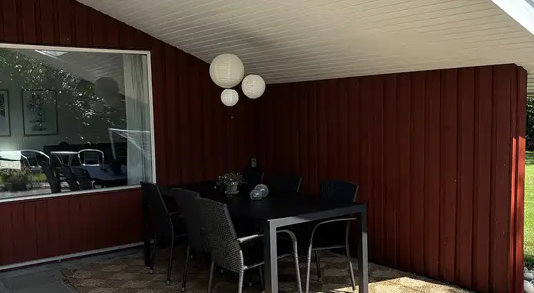 Hyggeligt sommerhus med vildmarksbad nær strand