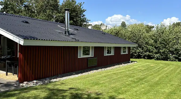 Hyggeligt sommerhus med vildmarksbad nær strand