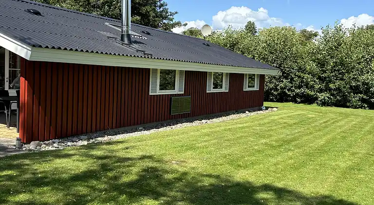 Hyggeligt sommerhus med vildmarksbad nær strand