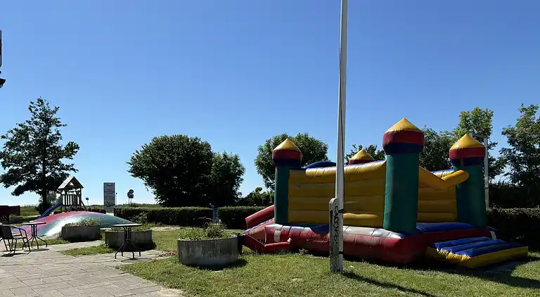 Hyggeligt sommerhus med vildmarksbad nær strand