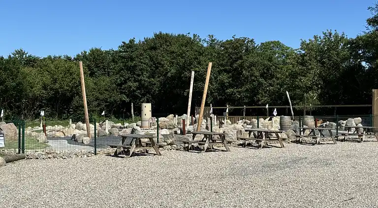 Hyggeligt sommerhus med vildmarksbad nær strand