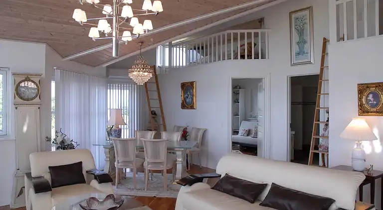 Vidunderlig udsigt over hav, marker og skov.