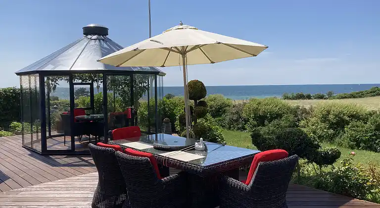 Vidunderlig udsigt over hav, marker og skov.