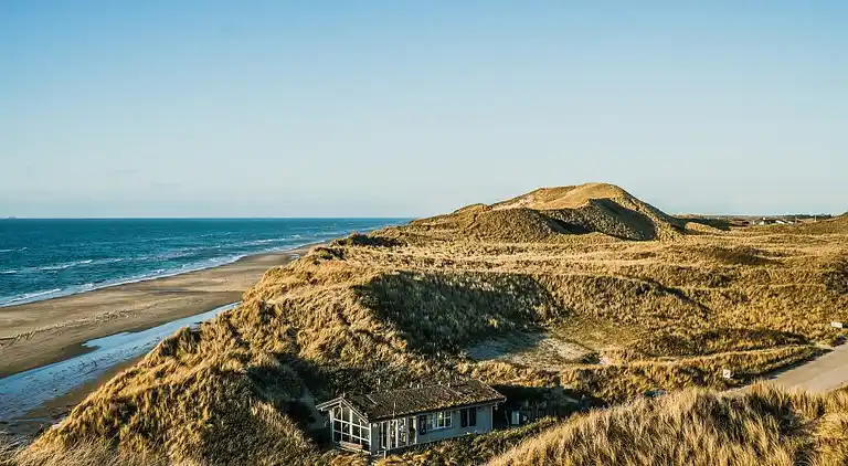 Unik beliggenhed på kæmpe solrig naturgrund 