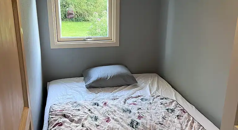 Hyggeligt sommerhus på ugenert grund