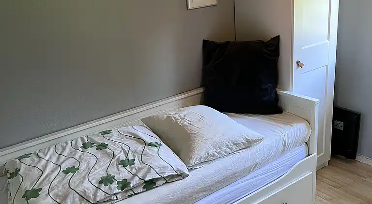 Hyggeligt sommerhus på ugenert grund