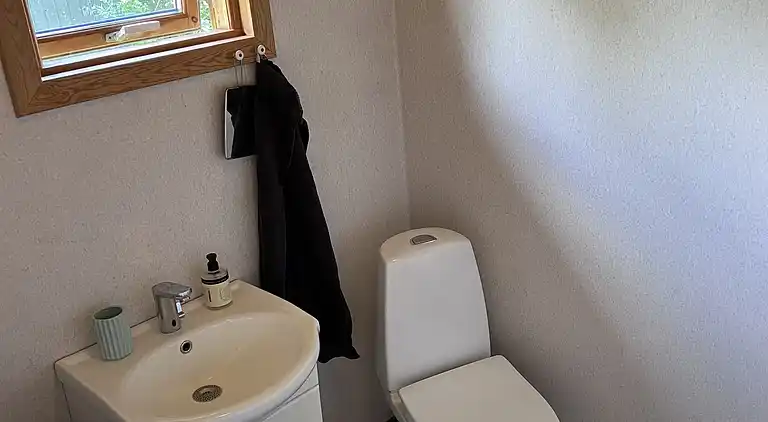 Hyggeligt sommerhus på ugenert grund
