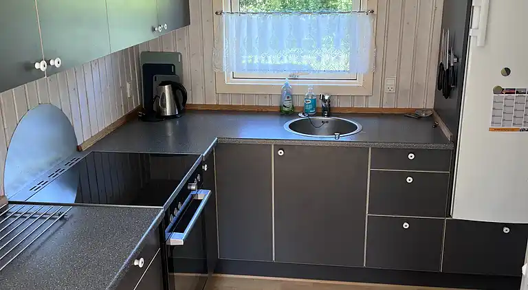 Hyggeligt sommerhus på ugenert grund